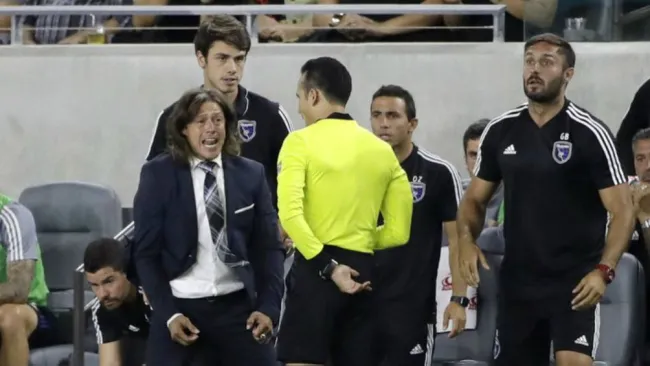 Matías Almeyda en reclamos con los árbitros