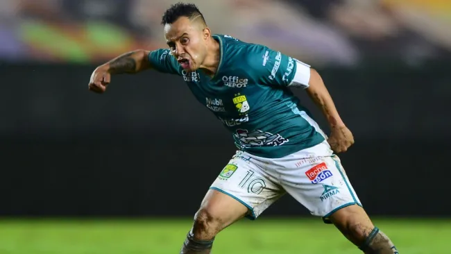 Luis Montes celebra su gol contra Monterrey