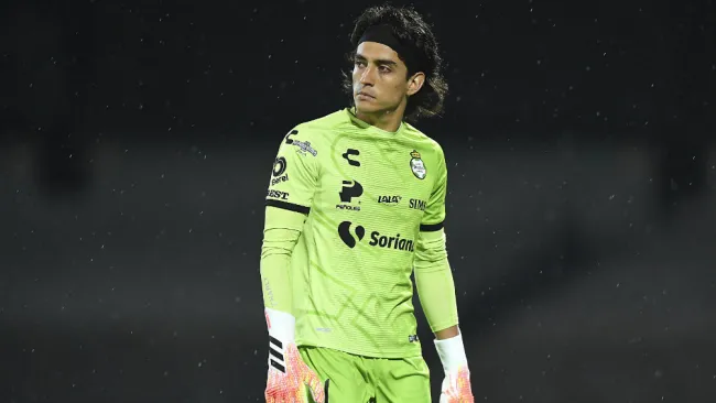 Carlos Acevedo en partido con Santos