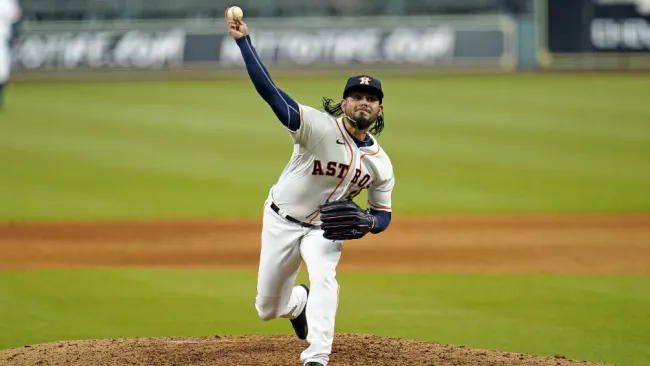 Roberto Osuna en partido con Astros
