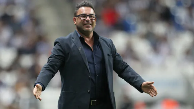 Turco Mohamed dirigiendo un partido