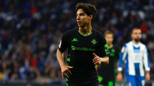 Diego Lainez en un juego con el Betis
