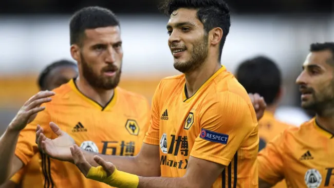 Raúl Jiménez celebrando un gol con Wolverhampton