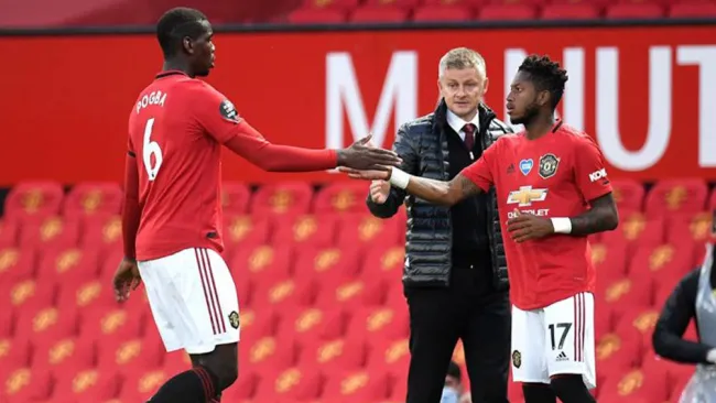 Paul Pogba sale de cambio en un duelo del Manchester United 