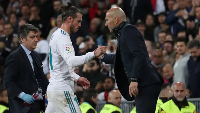 Zidane da la mano a Gareth Bale tras salir de cambio en un duelo 