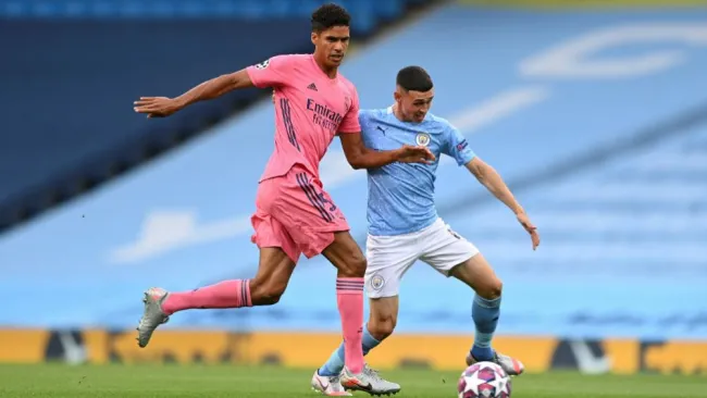 Raphael Varane en acción ante Manchester City 
