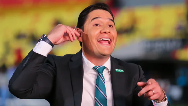 Moisés Muñoz en una transmisión con TUDN