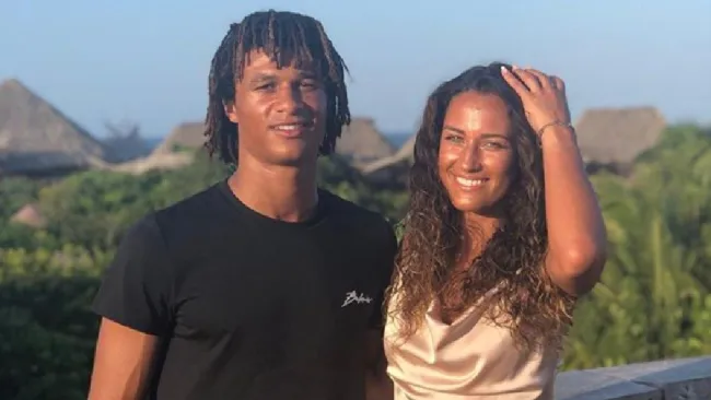 Nathan Aké junto a su pareja Kaylee Ramman