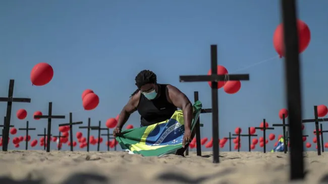 Playa de Brasil con cruces por fallecidos