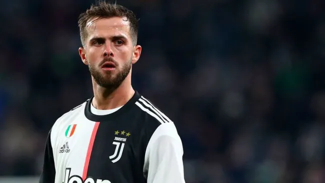 Miralem Pjanic durante un duelo con la Juventus en Serie A 