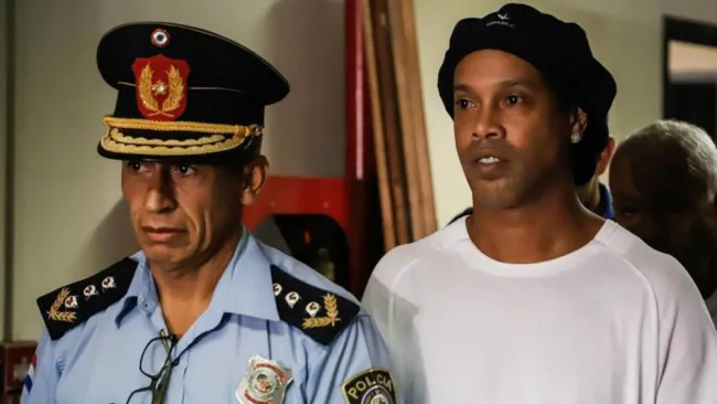Ronaldinho detenido en Paraguay