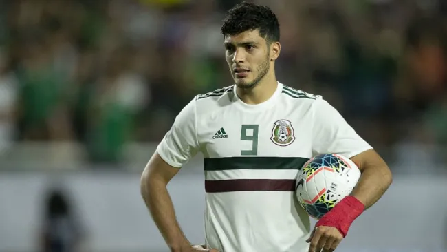 Raúl Jiménez en acción con Selección Mexicana