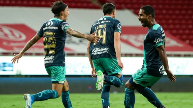 Puebla festejando ante Chivas