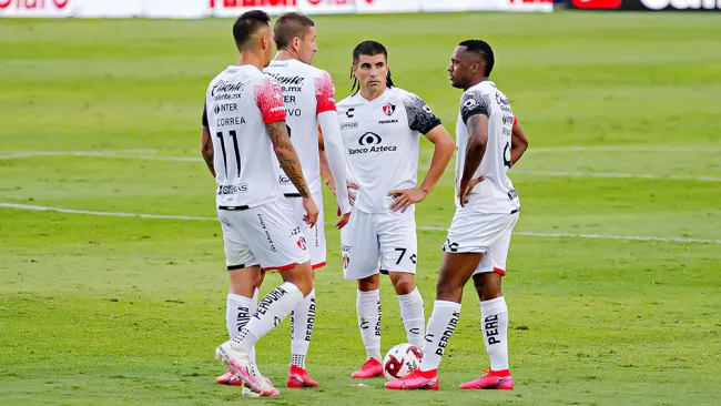 Jugadores de Atlas en el partido contra San Luis