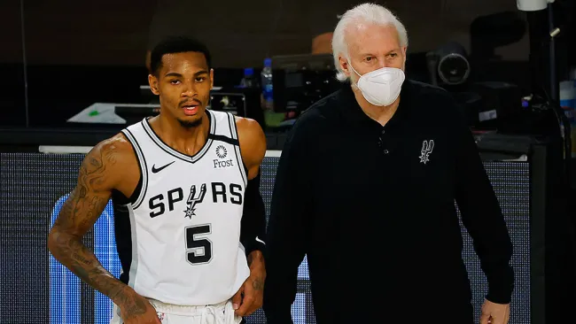 Popovich y Murray observan un juego de los Spurs