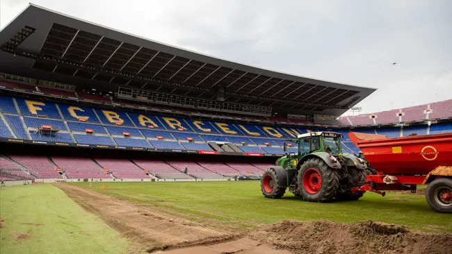 Trabajos de cambio de césped en Camp Nou