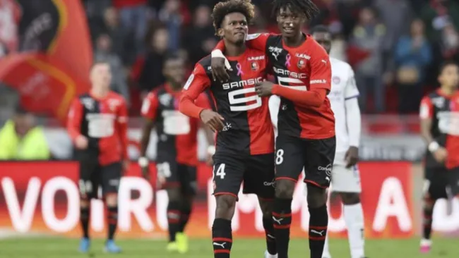 Camavinga celebrando una anotación con Rennes