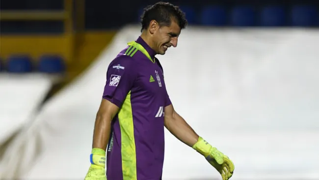 Nahuel Guzmán se lamenta en juego contra los Tuzos