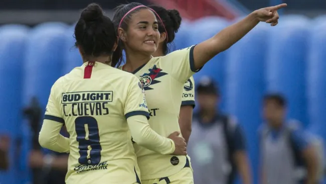 Alexia Villanueva celebrando con América