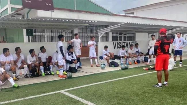 Los jugadores de Neza durante una charla