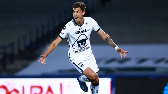 Juan Ignacio Dinenno celebra una anotación con Pumas 