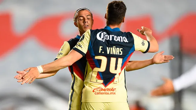 Viñas y Córdova se abrazan tras un gol del América