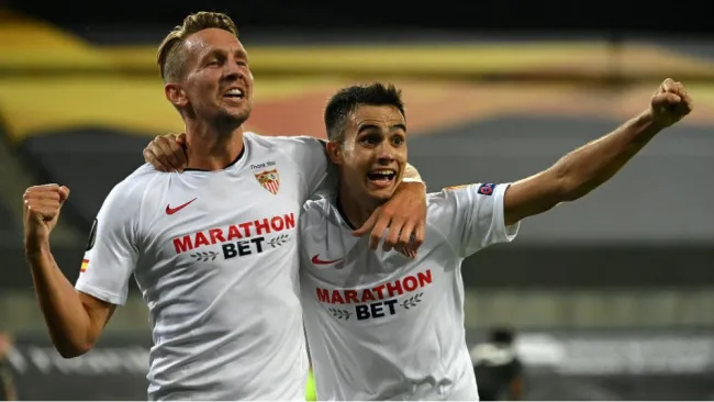 De Jong y Reguilon celebrado la anotación del Sevilla