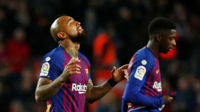 Arturo Vidal y Dembélé en partido del Barcelona