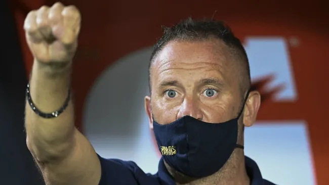 Andrés Lillini, DT de Pumas, entonando el himno de la Universidad