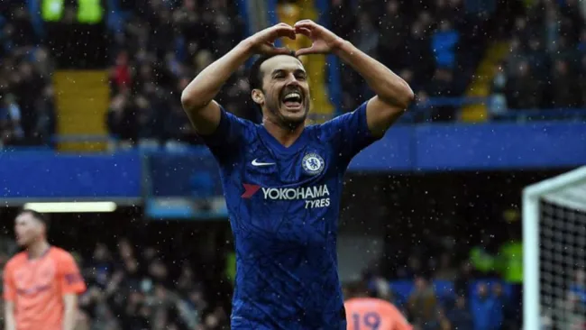 Pedro festeja una anotación en la Premier con Chelsea 