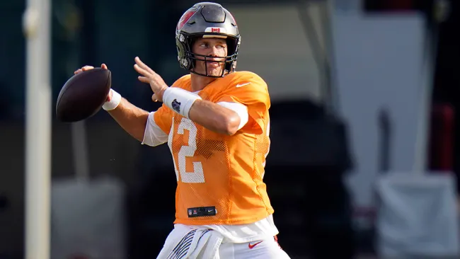 Brady prepara un envío en un entrenamiento