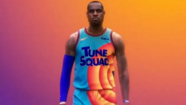 LeBron James con la casaca del Tune Squad