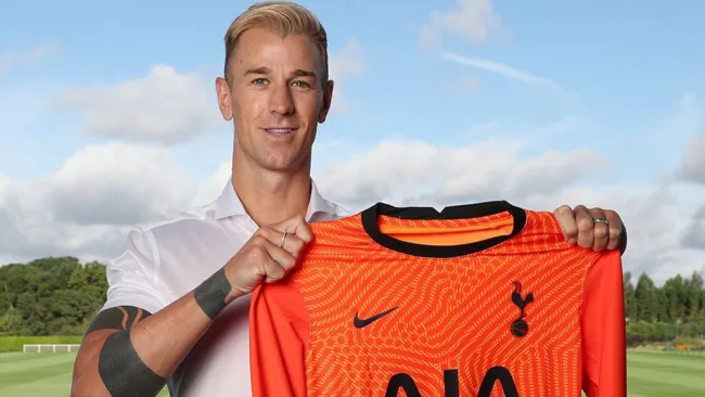 Joe Hart posa con la camiseta del Tottenham 