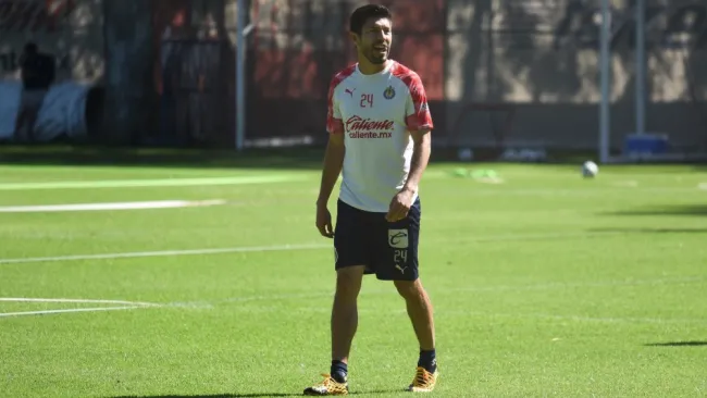 Oribe Peralta durante un entrenamiento con Chivas