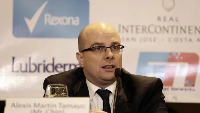 MisterChip en una conferencia de prensa en Costa Rica