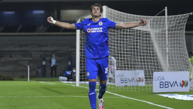 Santiago Giménez festeja un gol con Cruz Azul