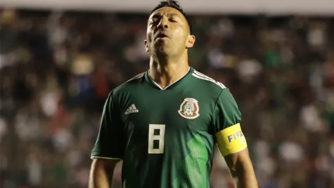 Marco Fabián se lamenta tras una falla con México
