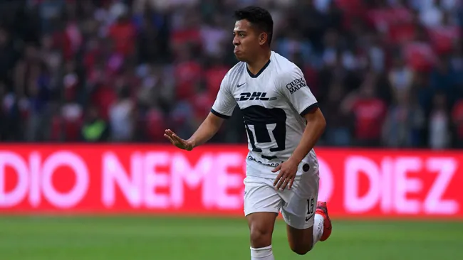 Saucedo controla el esférico en un partido de la UNAM