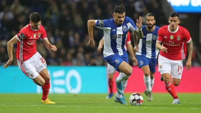 Porto y Benfica durante un duelo en la Liga de Portugal 