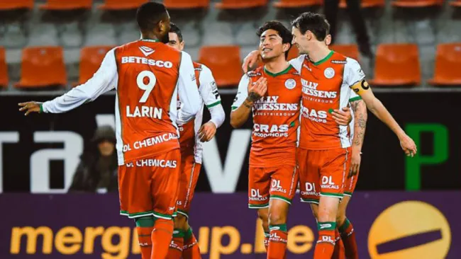 Omar Govea festeja gol con sus compañeros del Zulte Waregem