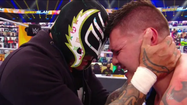 Rey Mysterio y su hijo Dominik en lamento