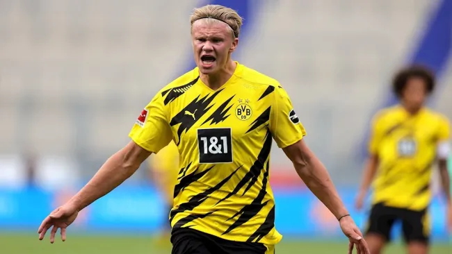 Erling Haaland durante un partido con Borussia Dortmund