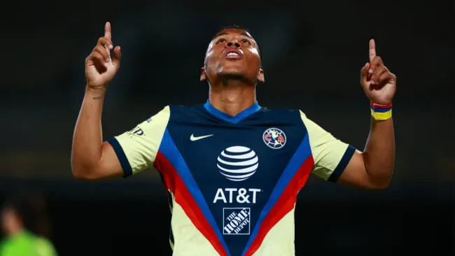 Roger Martínez celebrando su anotación ante Santos