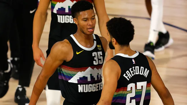 Jugadores de los Nuggets celebran en la burbuja