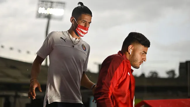Alexis Vega y Uriel Antuna previo a un partido