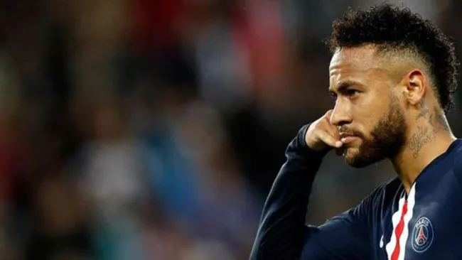 Neymar celebra un gol con PSG