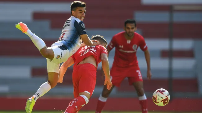 Beltrán pelea el balón en el duelo contra Toluca