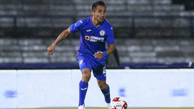 Rafael Baca en acción con Cruz Azul