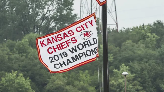Mahomes en un La pancarta de campeón de Super Bowl de los Chiefs 
