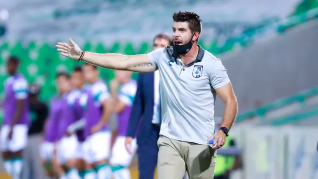 Álex Diego durante un partido con Querétaro